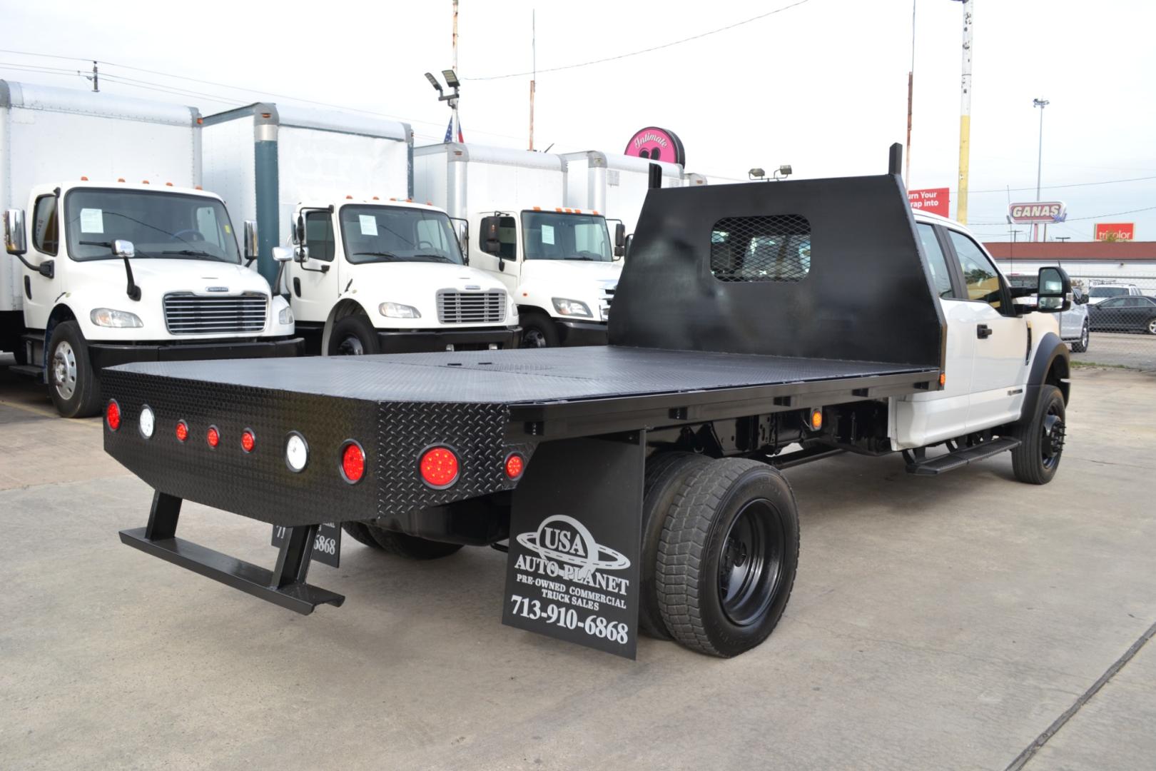 2018 WHITE /GRAY Ford F550 with an POWERSTROKE 6.7L DIESEL engine, AUTOMATIC transmission, located at 9172 North Fwy, Houston, TX, 77037, (713) 910-6868, 29.887470, -95.411903 - Photo#4